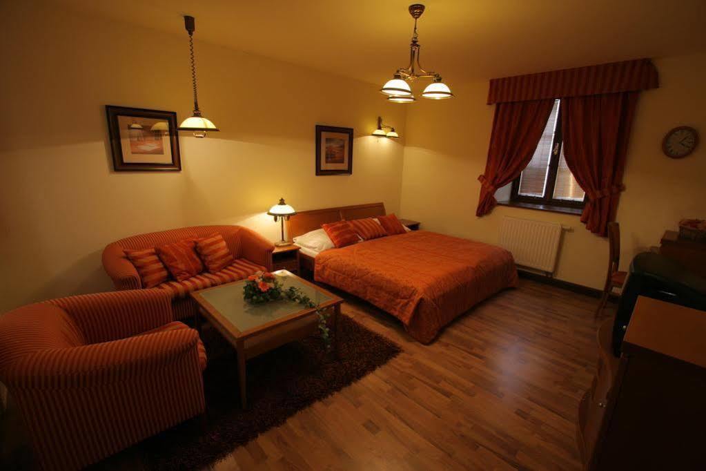 Hotel Octarna - Free Parking Кромержиж Экстерьер фото